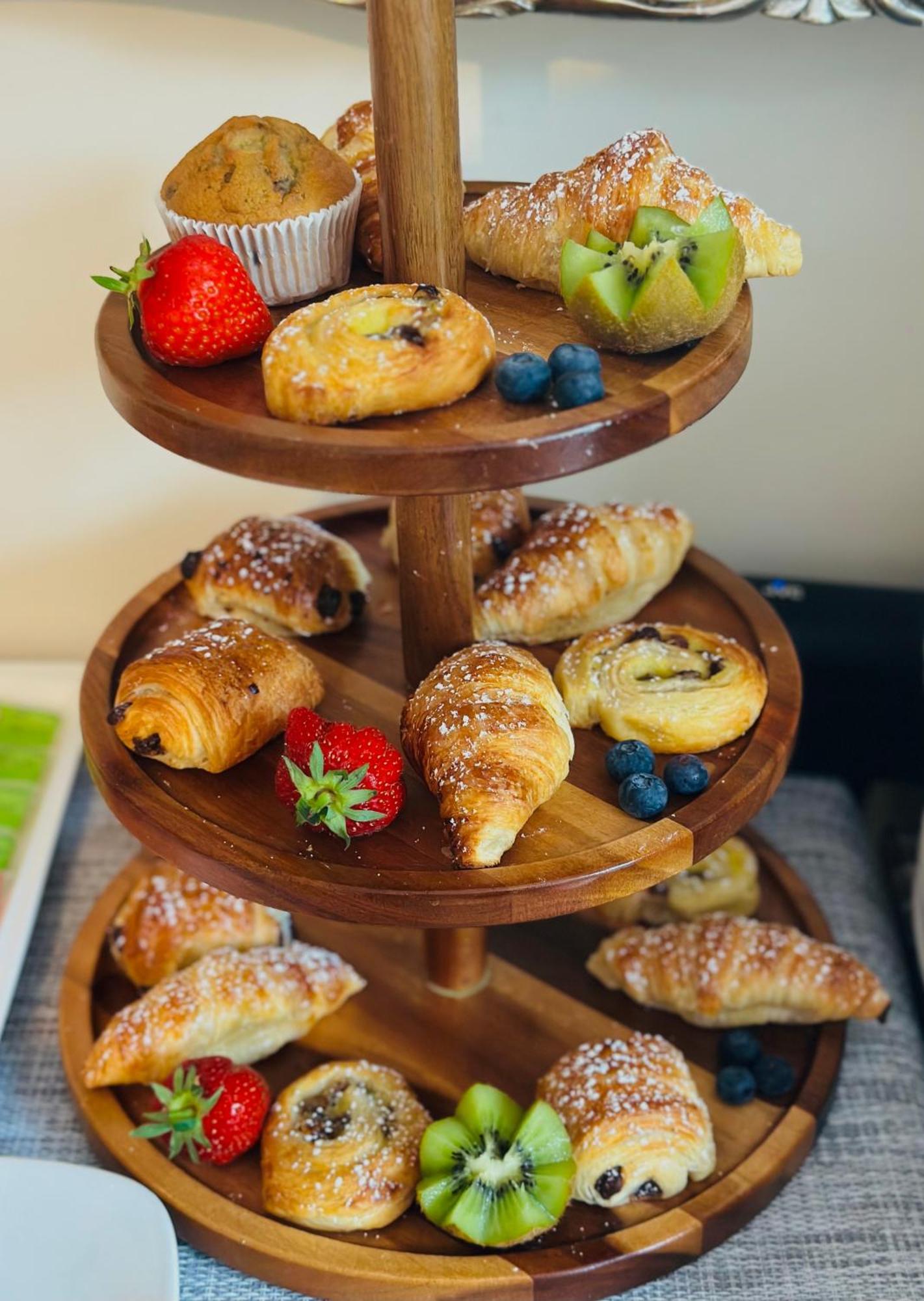Ardawn House Bed & Breakfast Galway Exterior photo A wooden cake stand