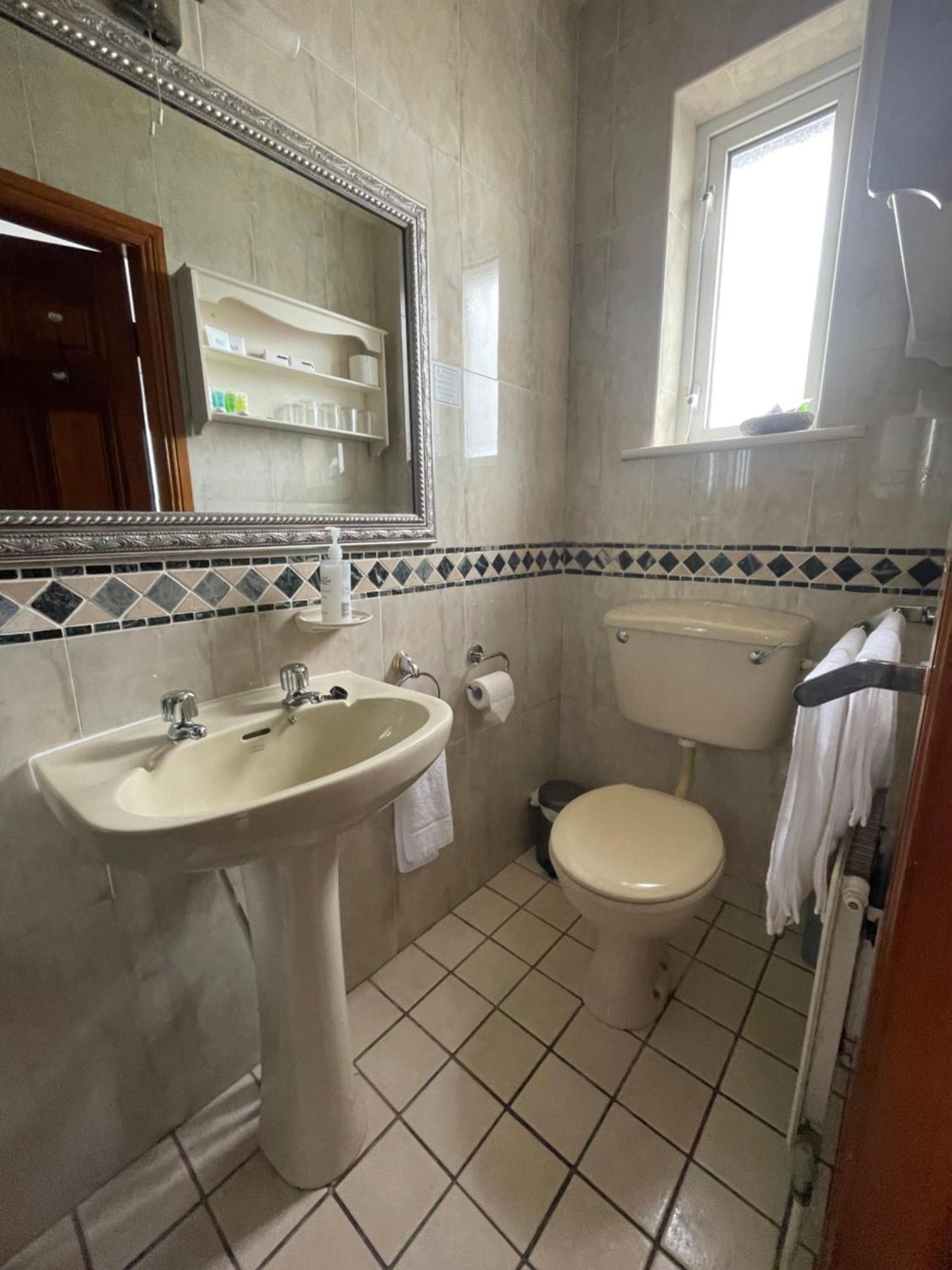 Ardawn House Bed & Breakfast Galway Exterior photo Bathroom in a hotel